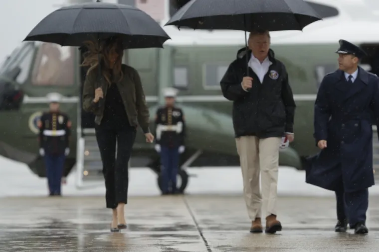 Kritike i podsmijeh na račun prve američke dame: Melania se u Teksasu ipak 'iskrcala' u tenisicama