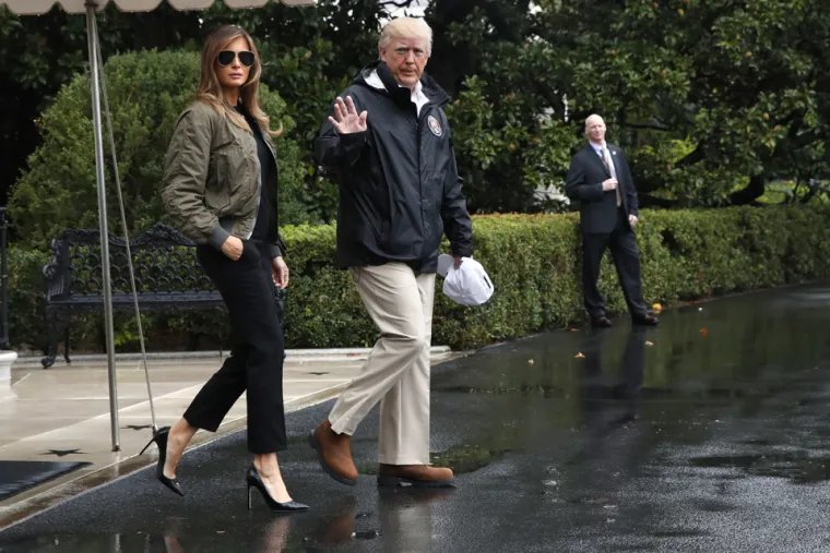 Kritike i podsmijeh na račun prve američke dame: Melania se u Teksasu ipak 'iskrcala' u tenisicama