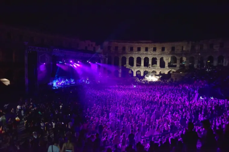 GRACE JONES ODUŠEVILA KONCERTOM U PULSKOJ ARENI: Pogledajte kako je izgledalo spektakularno otvaranje Dimensions festivala