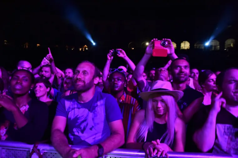 GRACE JONES ODU&Scaron;EVILA KONCERTOM U PULSKOJ ARENI: Pogledajte kako je izgledalo spektakularno otvaranje Dimensions festivala