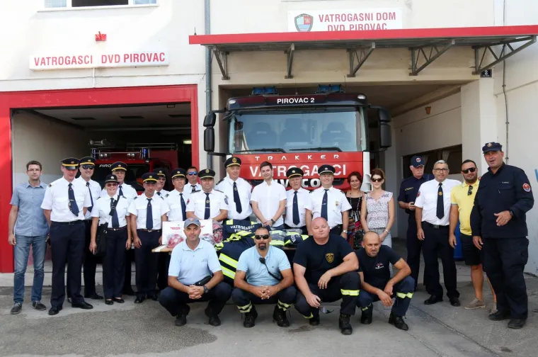Velika gesta slovenskih vatrogasaca: kolegama iz Pirovca darovali opremu