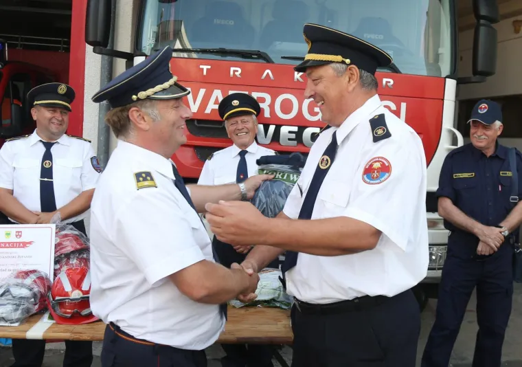 Velika gesta slovenskih vatrogasaca: kolegama iz Pirovca darovali opremu