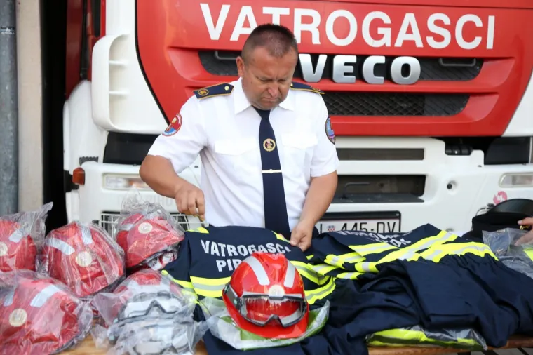 Velika gesta slovenskih vatrogasaca: kolegama iz Pirovca darovali opremu