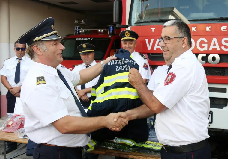 Velika gesta slovenskih vatrogasaca: kolegama iz Pirovca darovali opremu