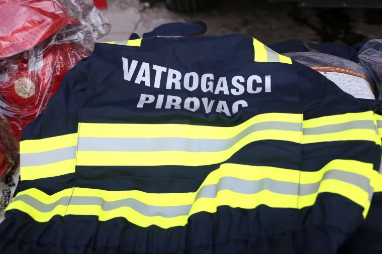 Velika gesta slovenskih vatrogasaca: kolegama iz Pirovca darovali opremu