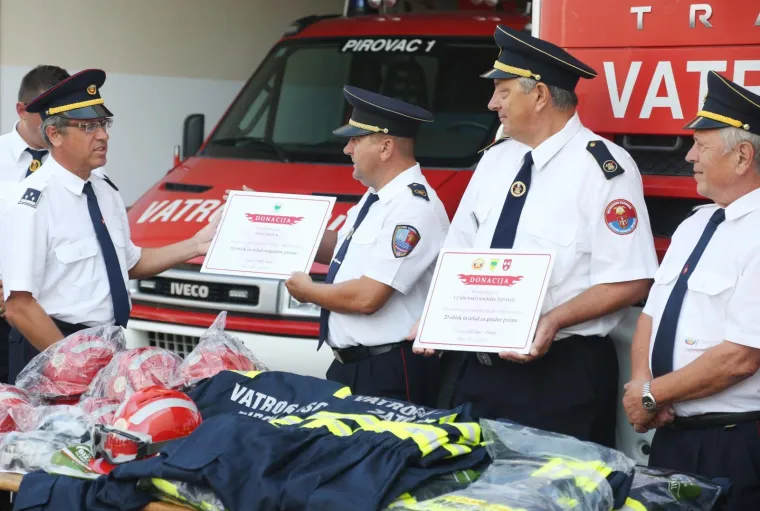 Velika gesta slovenskih vatrogasaca: kolegama iz Pirovca darovali opremu