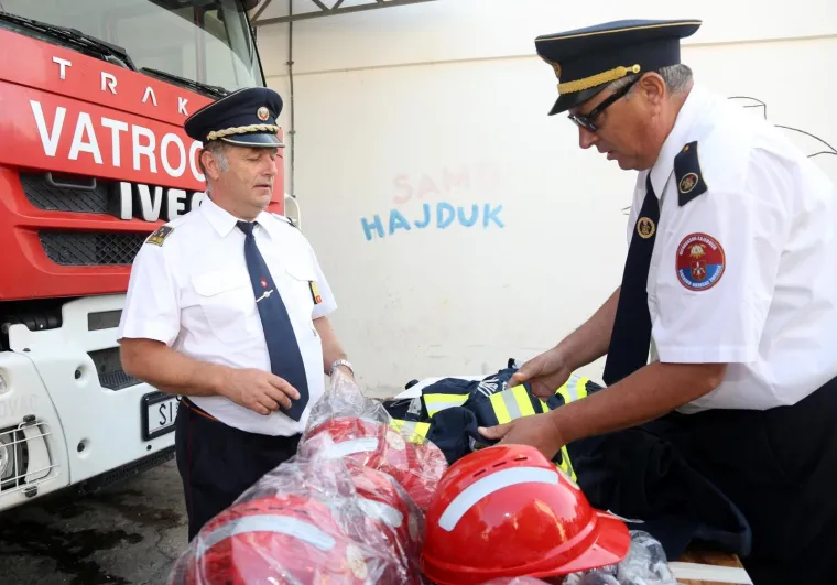 Velika gesta slovenskih vatrogasaca: kolegama iz Pirovca darovali opremu