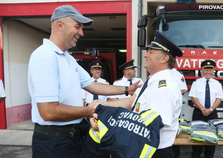Velika gesta slovenskih vatrogasaca: kolegama iz Pirovca darovali opremu