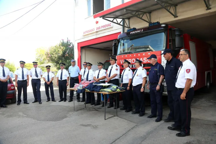 Velika gesta slovenskih vatrogasaca: kolegama iz Pirovca darovali opremu