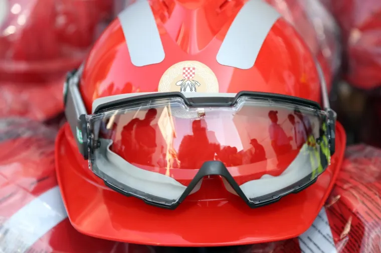 Velika gesta slovenskih vatrogasaca: kolegama iz Pirovca darovali opremu