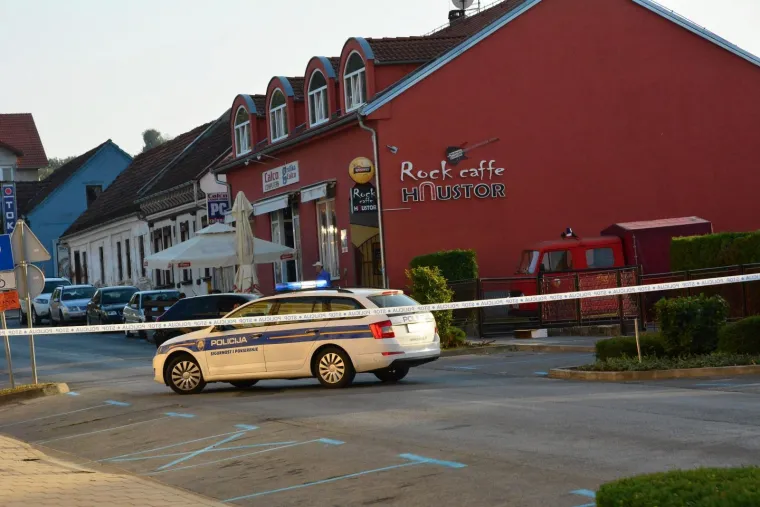 U sredi&scaron;tu Slatine, u četvrtak oko 13.30 sati, mu&scaron;karac na skuteru dovezao se do parkiranog Renault Twinga i ispalio tri hica u glavu vozača.