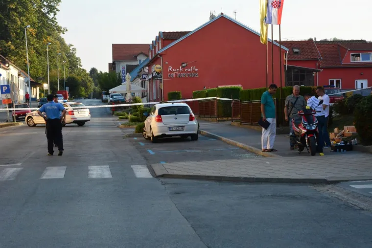 Nakon toga je, navodno, sam oti&scaron;ao u policijsku postaju i predao se. Potvrđeno je da je 43-godi&scaron;nji mu&scaron;karac iz Renaulta podlegao ranama.