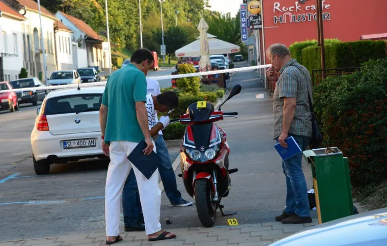 Ubijeni je navodno bio ljubavnik ubojičine supruge zbog čega su se njih dvojica već sukobila prije nekoliko mjeseci.