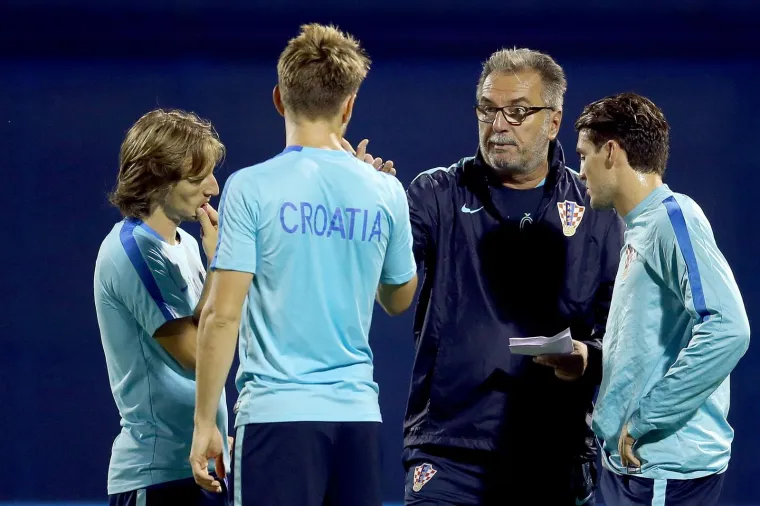Kapetan Modrić i izbornik Čačić u razgovoru na treningu Vatrenih pred ogled protiv Kosova.