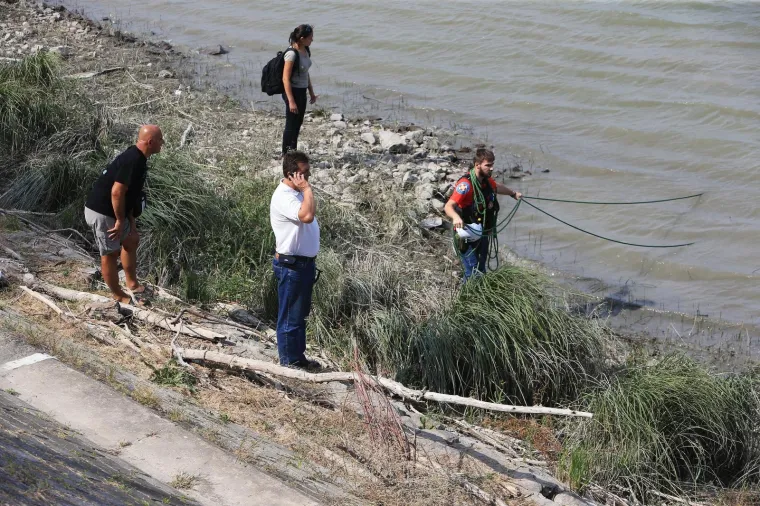 Na rijeci Dunav kod Vukovara pronađeno je tijelo četverogodi&scaron;njeg djeteta, a sumnja se da je jo&scaron; jedna osoba utopljena. U potragu je uključena policija i HGSS. Navodno se radi o dječakovoj majci.