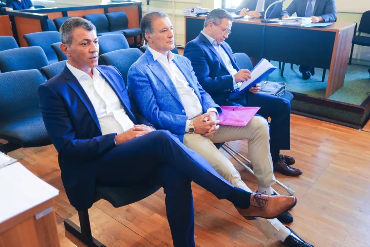 Prvi put u javnosti nakon &scaron;to je napadnut: Mamić se uz pomoć &scaron;taka pojavio na suđenju u Osijeku