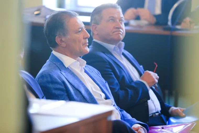 Prvi put u javnosti nakon &scaron;to je napadnut: Mamić se uz pomoć &scaron;taka pojavio na suđenju u Osijeku