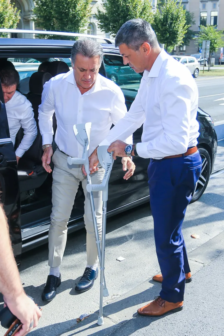 Prvi put u javnosti nakon &scaron;to je napadnut: Mamić se uz pomoć &scaron;taka pojavio na suđenju u Osijeku