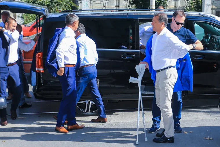 Prvi put u javnosti nakon &scaron;to je napadnut: Mamić se uz pomoć &scaron;taka pojavio na suđenju u Osijeku