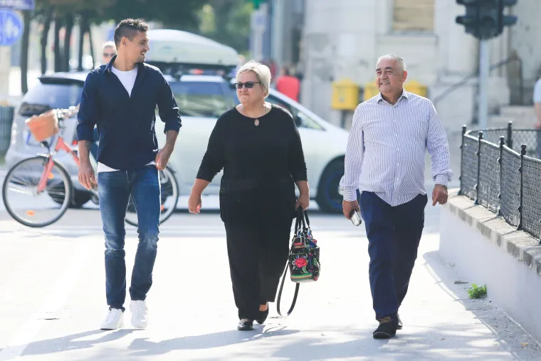 Prvi put u javnosti nakon &scaron;to je napadnut: Mamić se uz pomoć &scaron;taka pojavio na suđenju u Osijeku