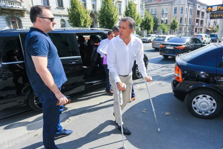 Prvi put u javnosti nakon &scaron;to je napadnut: Mamić se uz pomoć &scaron;taka pojavio na suđenju u Osijeku