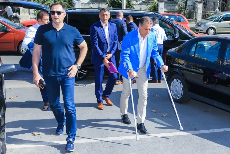 Prvi put u javnosti nakon &scaron;to je napadnut: Mamić se uz pomoć &scaron;taka pojavio na suđenju u Osijeku