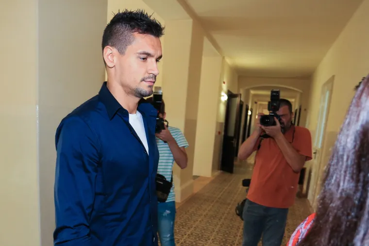 Prvi put u javnosti nakon &scaron;to je napadnut: Mamić se uz pomoć &scaron;taka pojavio na suđenju u Osijeku