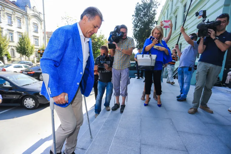 Prvi put u javnosti nakon &scaron;to je napadnut: Mamić se uz pomoć &scaron;taka pojavio na suđenju u Osijeku