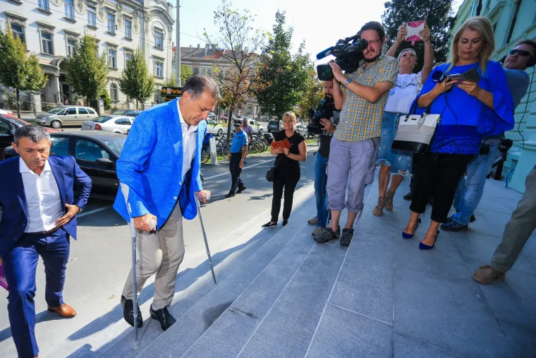 Prvi put u javnosti nakon &scaron;to je napadnut: Mamić se uz pomoć &scaron;taka pojavio na suđenju u Osijeku