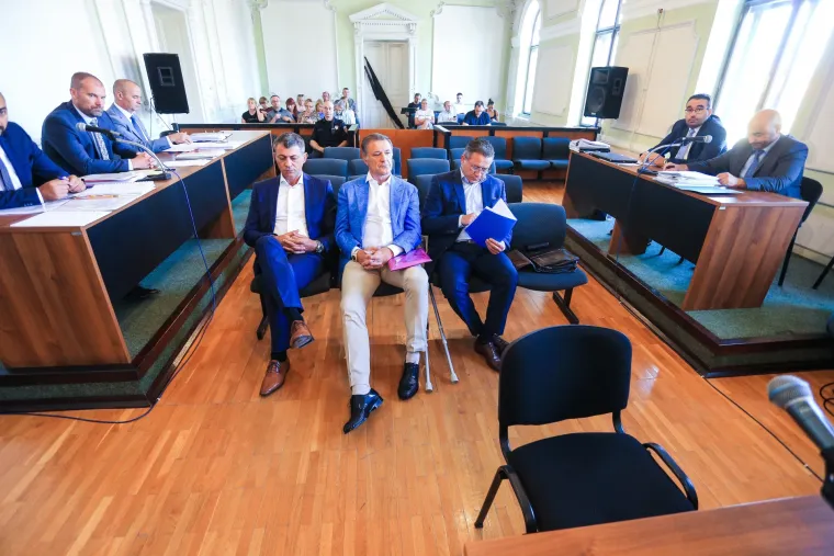 Prvi put u javnosti nakon &scaron;to je napadnut: Mamić se uz pomoć &scaron;taka pojavio na suđenju u Osijeku