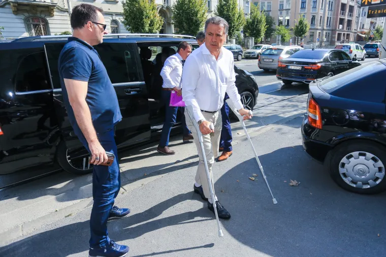 Prvi put u javnosti nakon &scaron;to je napadnut: Mamić se uz pomoć &scaron;taka pojavio na suđenju u Osijeku