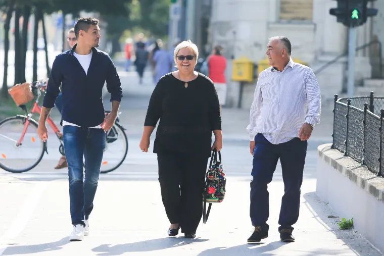 Prvi put u javnosti nakon &scaron;to je napadnut: Mamić se uz pomoć &scaron;taka pojavio na suđenju u Osijeku