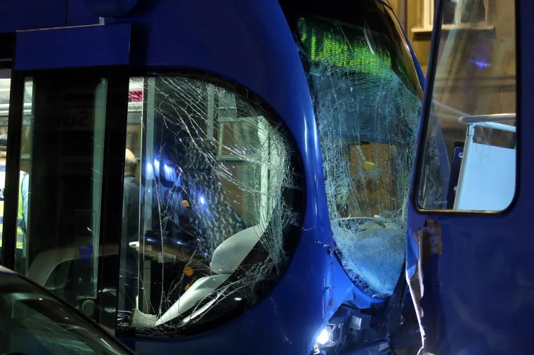 Sudar dva tramvaja i automobila na Tratinskoj: ima ozlijeđenih ljudi