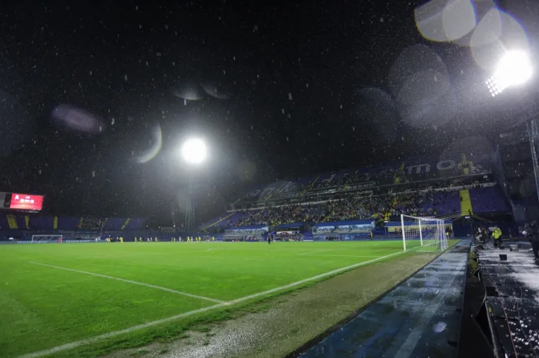 Subotnja kvalifikacijska utakmica 7. kola skupine I za odlazak na SP u nogometu 2018. između Hrvatske i Kosova na stadionu u Maksimiru prekinuta je u 23. minuti zbog nemogućih uvjeta za igru.