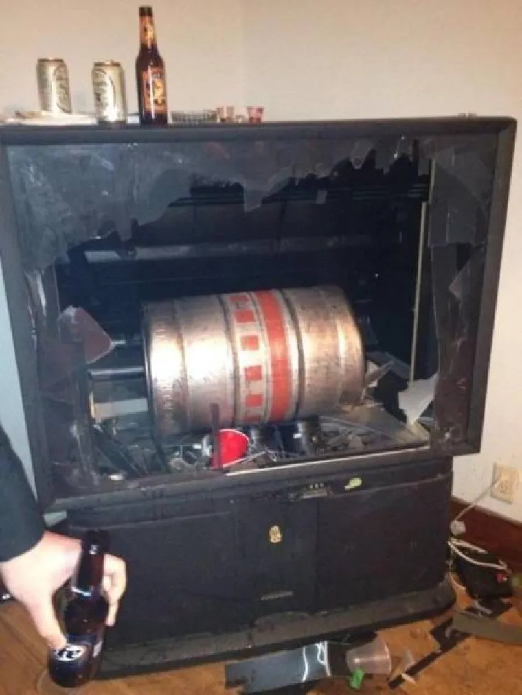 Pretjerivanje s alkoholom može imati brojne negativne posljedice, a neke od njih smo okupili u galeriji.  Ljudi koji na vrijeme nisu spoznali svoju granicu završili su ispod granice dobrog ukusa, a kako to izgleda provjerite u nastavku.