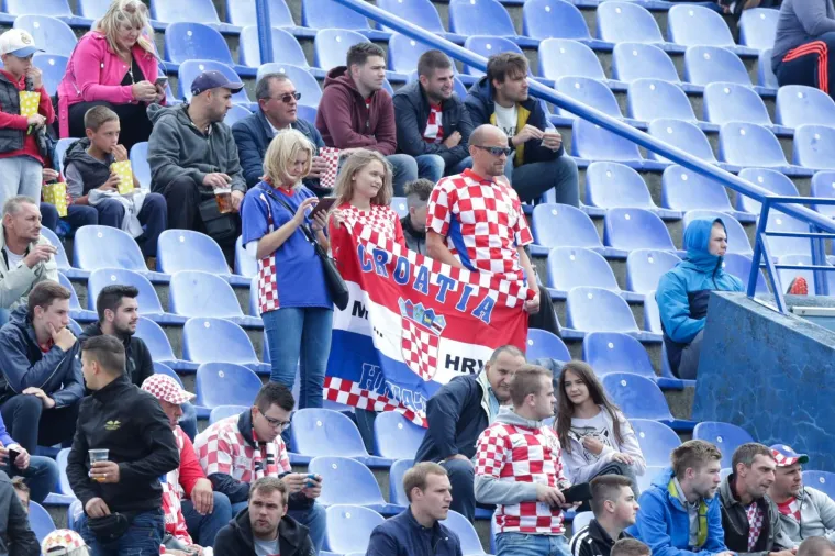 Uzimajući u obzir Pravilnik Međunarodne nogometne federacije (FIFA) koji nalaže obavezni nastavak utakmice unutar 24 sata ako to uvjeti na terenu dozvoljavaju, kao i činjenicu da je gotovo nemoguće pronaći novi termin odigravanja utakmice, pronađen je kompromis između FIFA-e, dva saveza i uz znanje Uefe, da se utakmica nastavi u nedjelju u 14.30 sati.