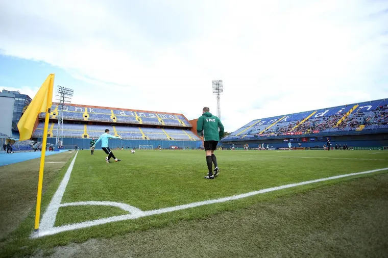 U nastavku kvalifikacijske utakmice za nogometno SP 2018. između Hrvatske i Kosova, koja je u subotu prekinuta u 21. minuti zbog lo&scaron;eg stanja maksimirskog travnjaka natopljenog ki&scaron;om, hrvatska reprezentacija slavila je sa 1-0 (0-0) pogotkom Domagoja Vide u 74. minuti.