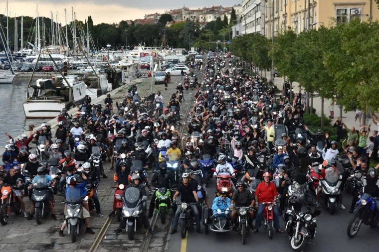 Nekoliko tisuća motora protutnjalo je Pulom u sklopu 23. Croatia Bike Weeka. Croatia Bike Week, u organizaciji moto kluba Twin Horn MC, od srijede se održava na Vallelungi.