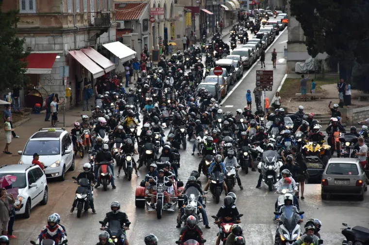 Nekoliko tisuća motora protutnjalo je Pulom u sklopu 23. Croatia Bike Weeka. Croatia Bike Week, u organizaciji moto kluba Twin Horn MC, od srijede se održava na Vallelungi.