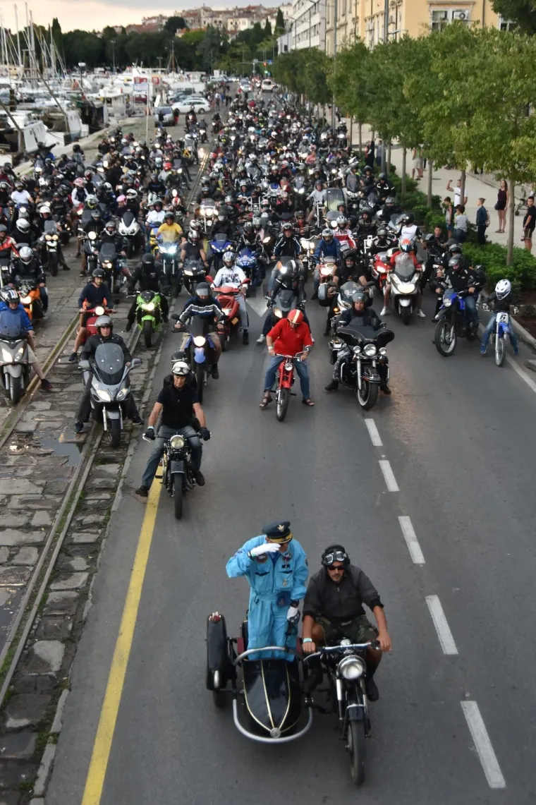 Nekoliko tisuća motora protutnjalo je Pulom u sklopu 23. Croatia Bike Weeka. Croatia Bike Week, u organizaciji moto kluba Twin Horn MC, od srijede se održava na Vallelungi.