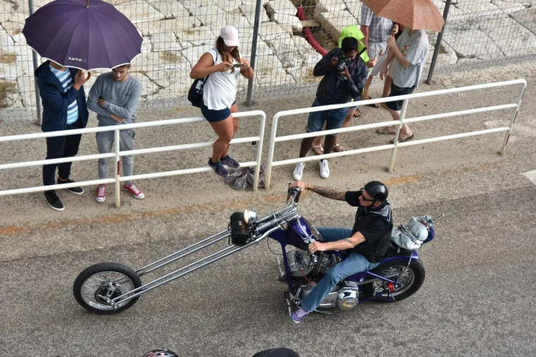 Nekoliko tisuća motora protutnjalo je Pulom u sklopu 23. Croatia Bike Weeka. Croatia Bike Week, u organizaciji moto kluba Twin Horn MC, od srijede se održava na Vallelungi.