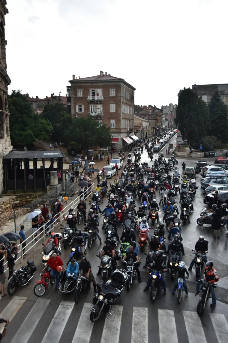 Nekoliko tisuća motora protutnjalo je Pulom u sklopu 23. Croatia Bike Weeka. Croatia Bike Week, u organizaciji moto kluba Twin Horn MC, od srijede se održava na Vallelungi.