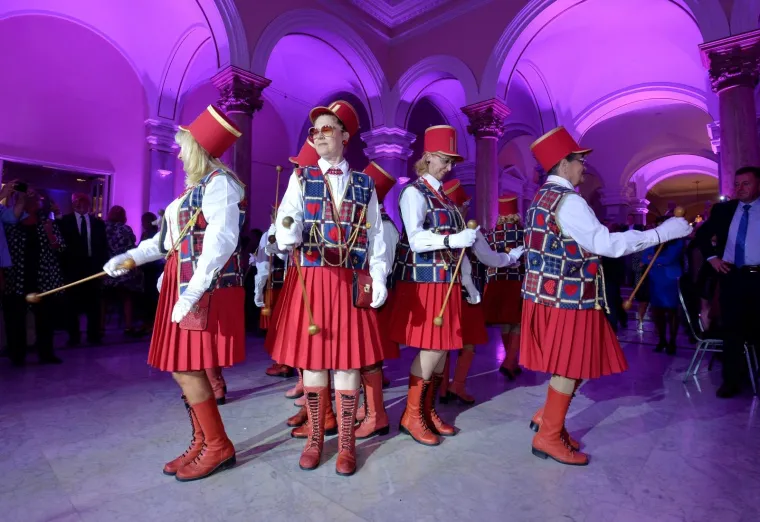 IVICA PROPADALO OŽENIO 28 GODINA MLAĐU BEOGRAĐANKU: Evo kako je izgledao njihov rokerski tulum u Mimari