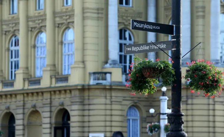 Preimenovanje Trga maršala Tita bio je uvjet koji su pred gradonačelnika Milana Bandića i njegovu Stranku rada i solidarnosti postavili zastupnici stranje Neovisni za Hrvatsku. Bez njihove podrške, Bandić ne bi imao većinu u Skupštini.