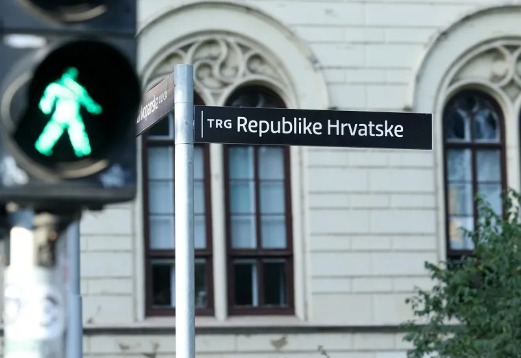 Trg je od 1946. nosio ime mar&scaron;ala sve dok upro&scaron;loga petka 29 zastupnika Gradske skup&scaron;tine nije glasalo za preimenovanje, dok ih je protiv bilo 20, a jedan suzdržan.