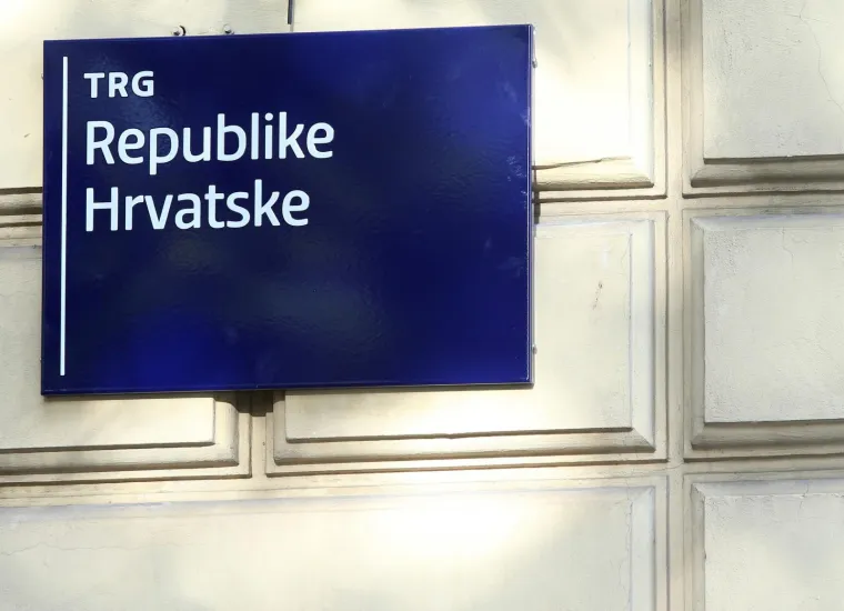 Nakon što je 1. rujna na sjednici zagrebačke Gradske skupštine donesena odluka o preimenovanju Trga maršala Tita u Trg Republike Hrvatske, danas su na tom trgu postavljene ploče s novim nazivom.
