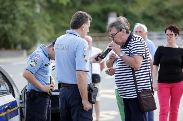 Autom preletio iznad ljudi na plaži i sletio u more