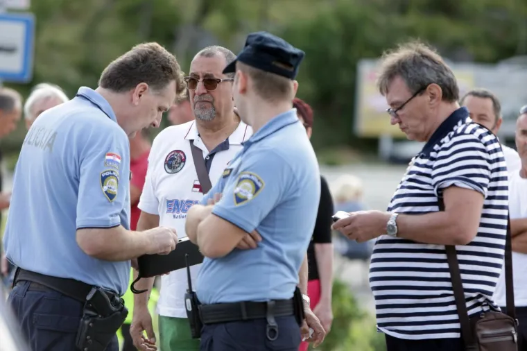 Autom preletio iznad ljudi na plaži i sletio u more