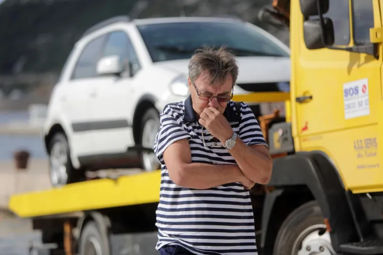 Autom preletio iznad ljudi na plaži i sletio u more
