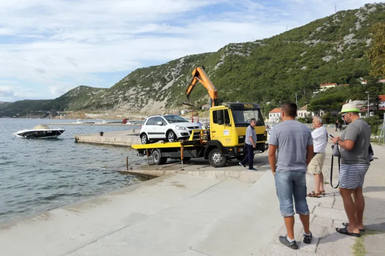 Autom preletio iznad ljudi na plaži i sletio u more